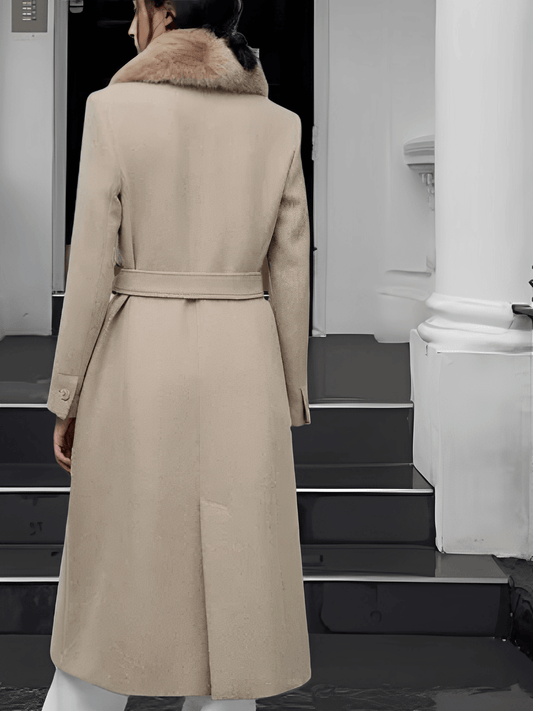 Quirina | Abrigo de lana con cuello de piel y cierre de botones