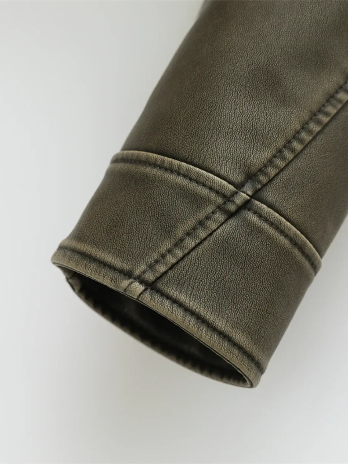 Agripina | Chaqueta de piel sintética con cinturón y cremallera para uso urbano.