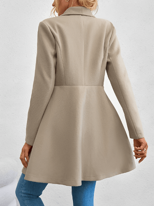 Hermelinda | Abrigo de Lana Boucle con Corte Cinturado y Botones