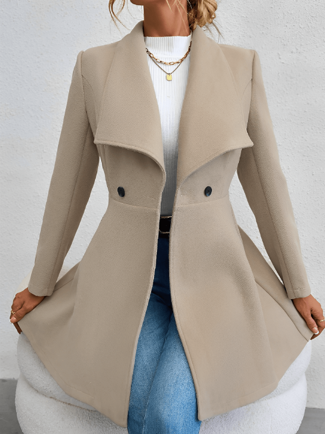 Hermelinda | Abrigo de Lana Boucle con Corte Cinturado y Botones