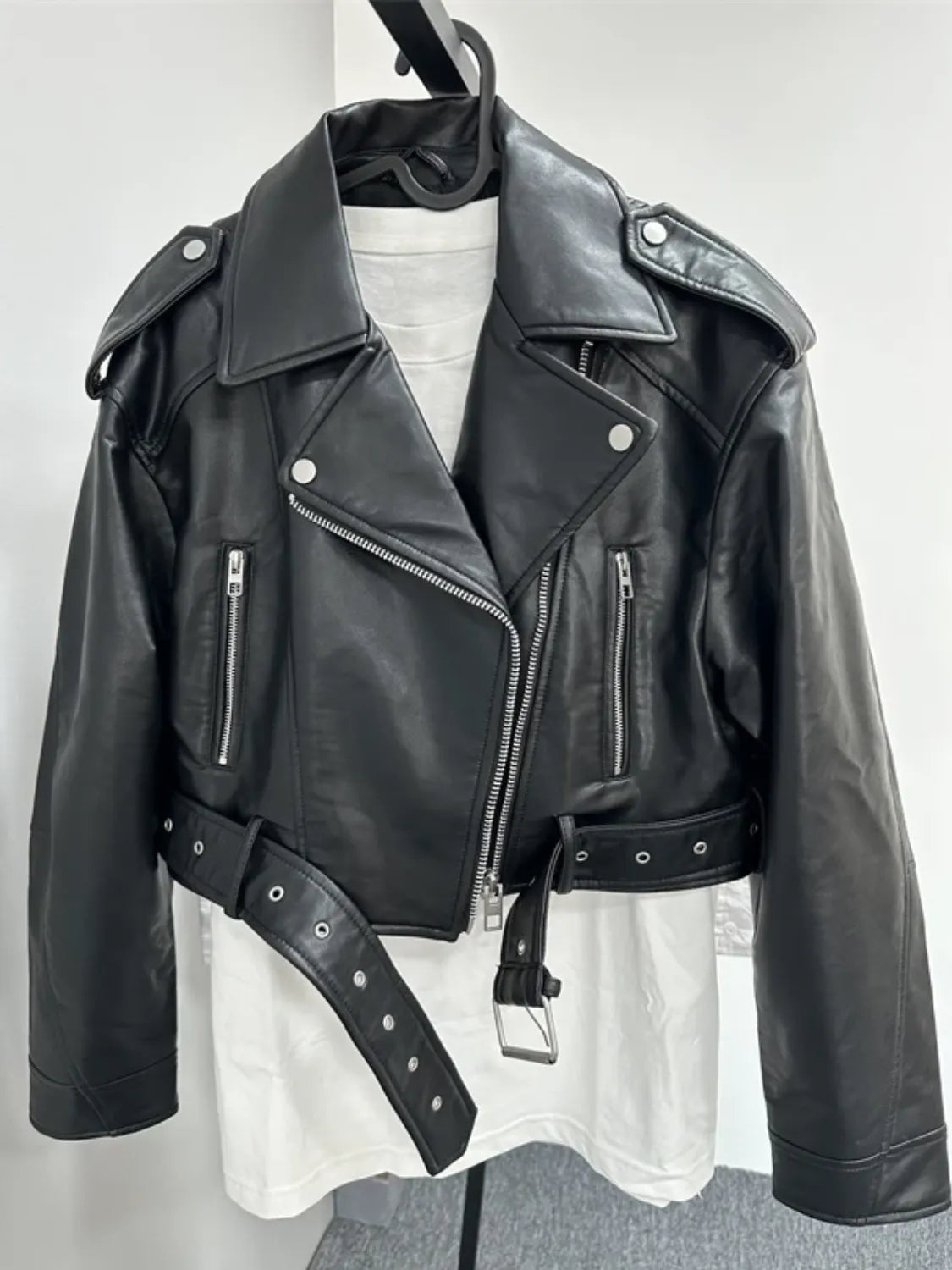 Agripina | Chaqueta de piel sintética con cinturón y cremallera para uso urbano.