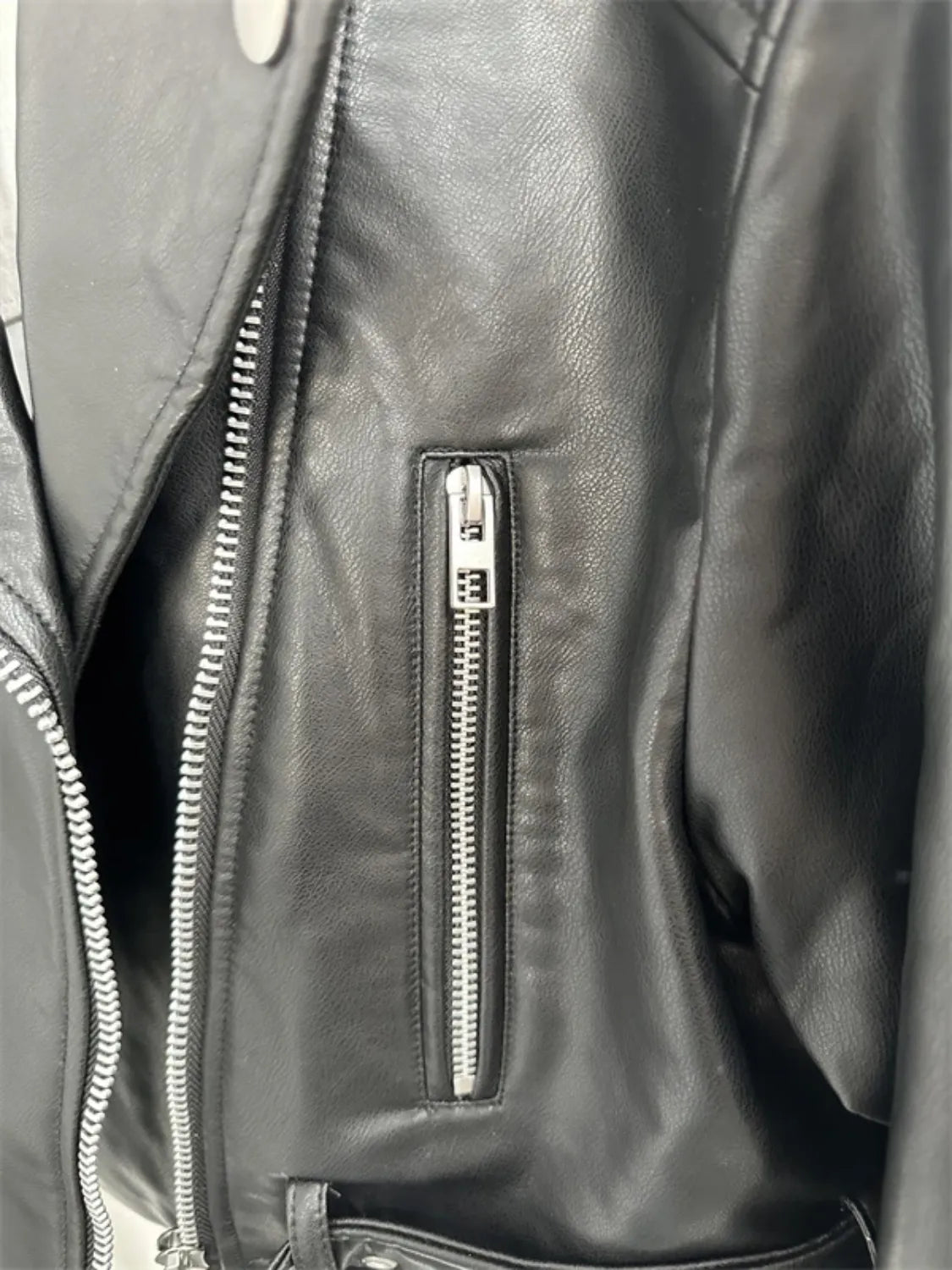 Agripina | Chaqueta de piel sintética con cinturón y cremallera para uso urbano.