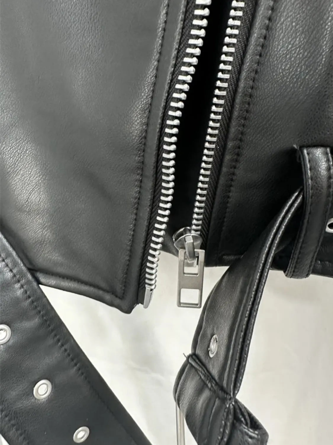 Agripina | Chaqueta de piel sintética con cinturón y cremallera para uso urbano.