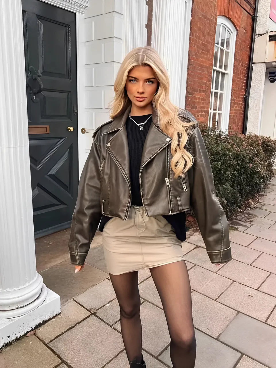 Agripina | Chaqueta de piel sintética con cinturón y cremallera para uso urbano.