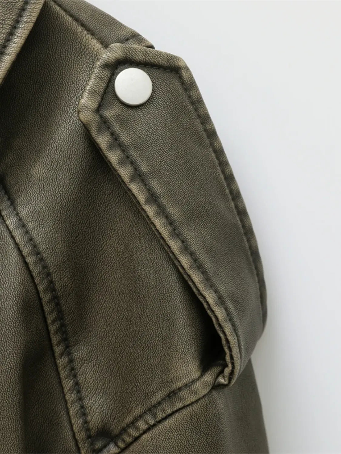 Agripina | Chaqueta de piel sintética con cinturón y cremallera para uso urbano.